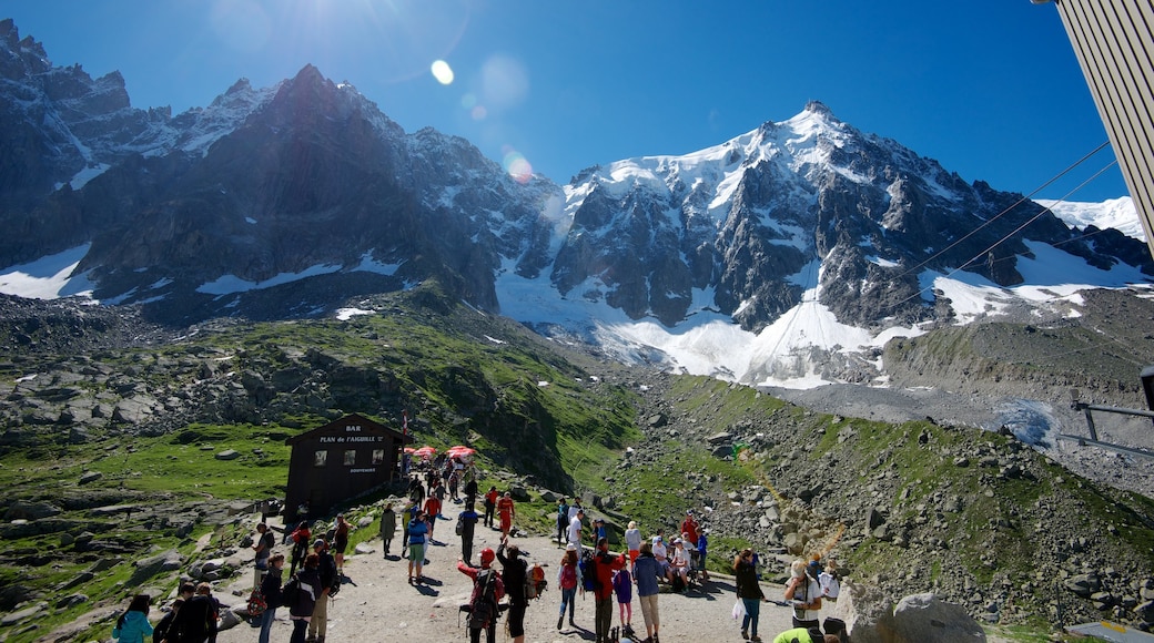 Chamonix-Mont-Blanc mostrando montañas y también un gran grupo de personas