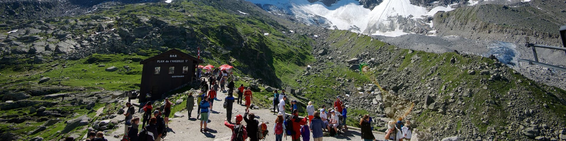 Chamonix-Mont-Blanc montrant montagnes aussi bien que important groupe de personnes