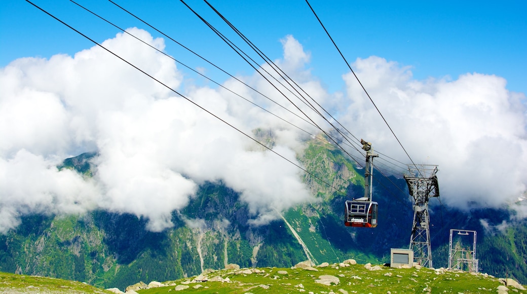 Chamonix-Mont-Blanc som visar en gondola och berg