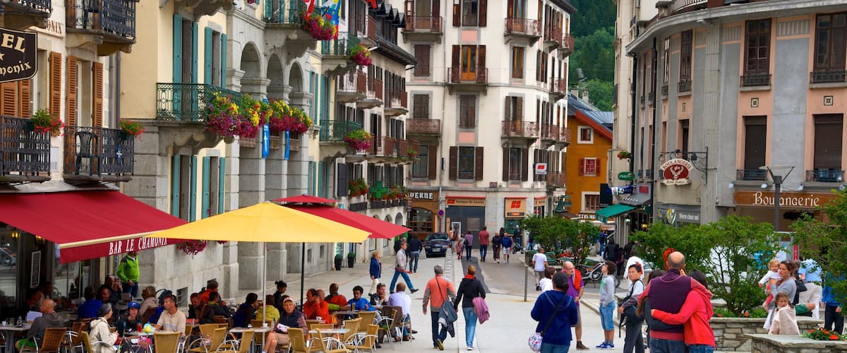 Chamonix-Mont-Blanc featuring a city, cafe lifestyle and street scenes