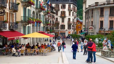 Chamonix-Mont-Blanc showing street scenes, café scenes and a city