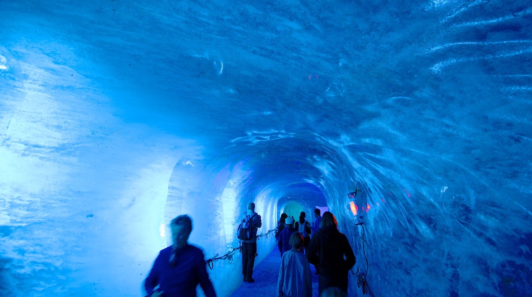 Chamonix-Mont-Blanc bevat interieur en ook een klein groepje mensen