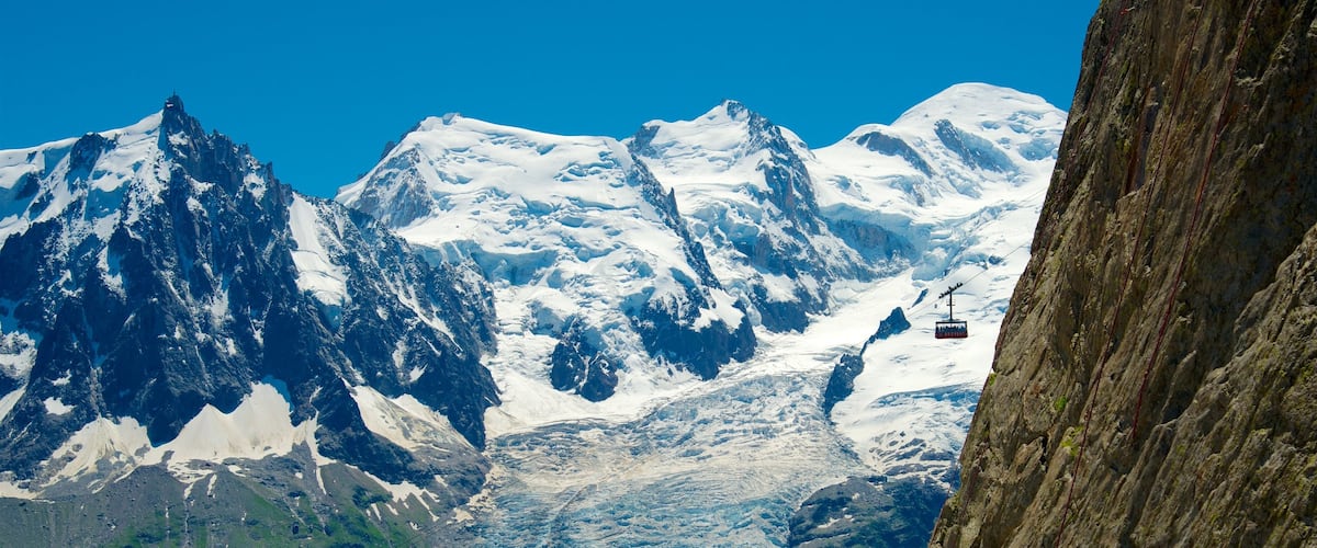 Chamonix-Mont-Blanc showing mountains and snow