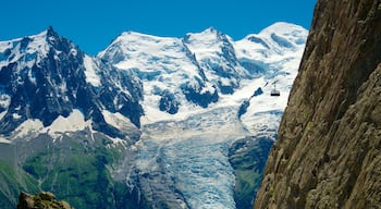 Chamonix-Mont-Blanc caracterizando montanhas e neve