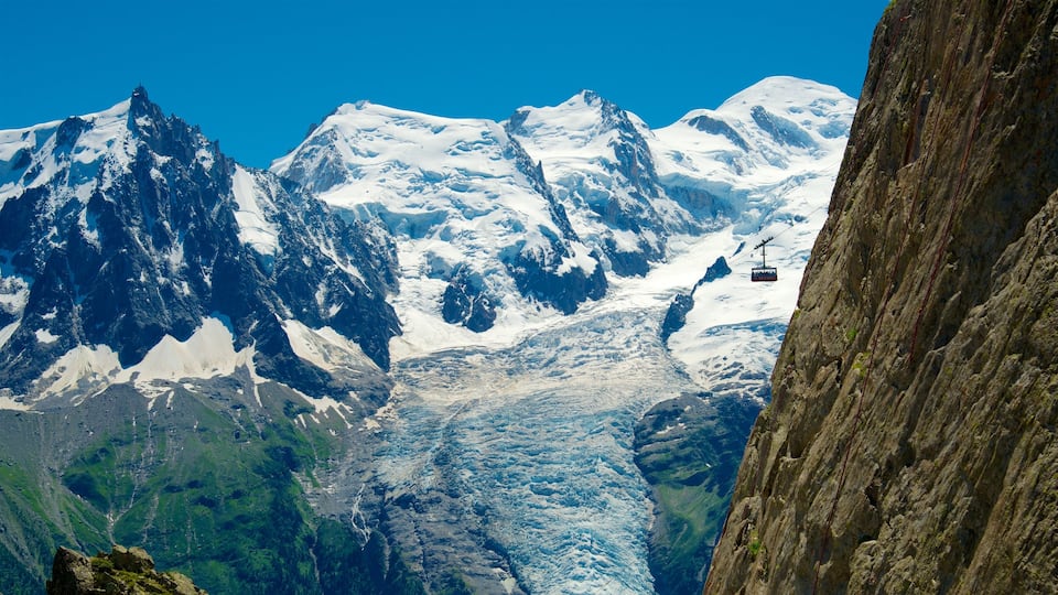 Chamonix-Mont-Blanc showing mountains and snow