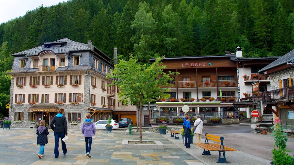 Argentiere showing a square or plaza, a hotel and a small town or village