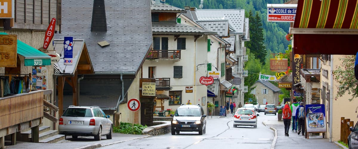 Argentiere featuring street scenes and a small town or village