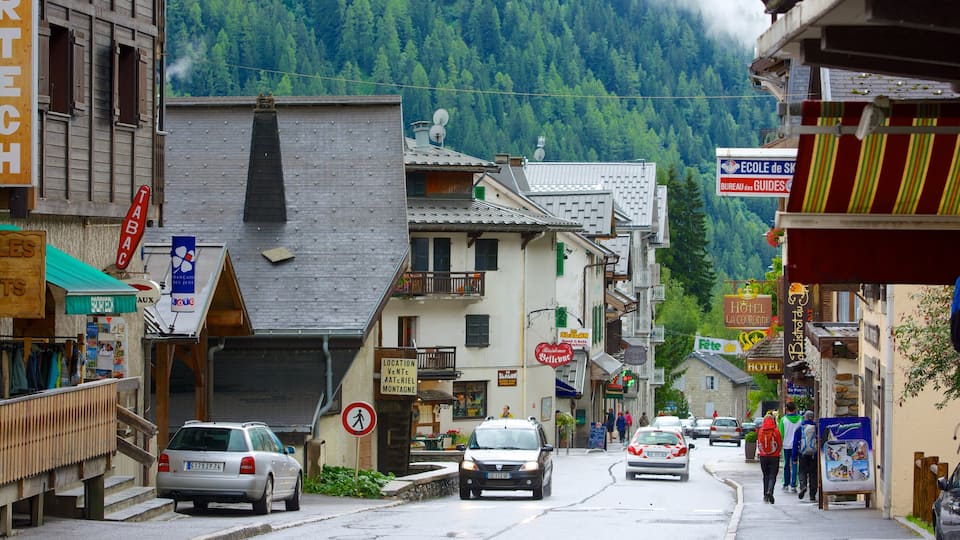Argentiere featuring street scenes and a small town or village