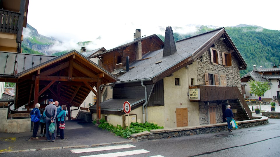 Argentiere showing street scenes, a small town or village and heritage elements