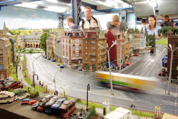 Miniatur Wunderland welches beinhaltet Fahrten und Innenansichten