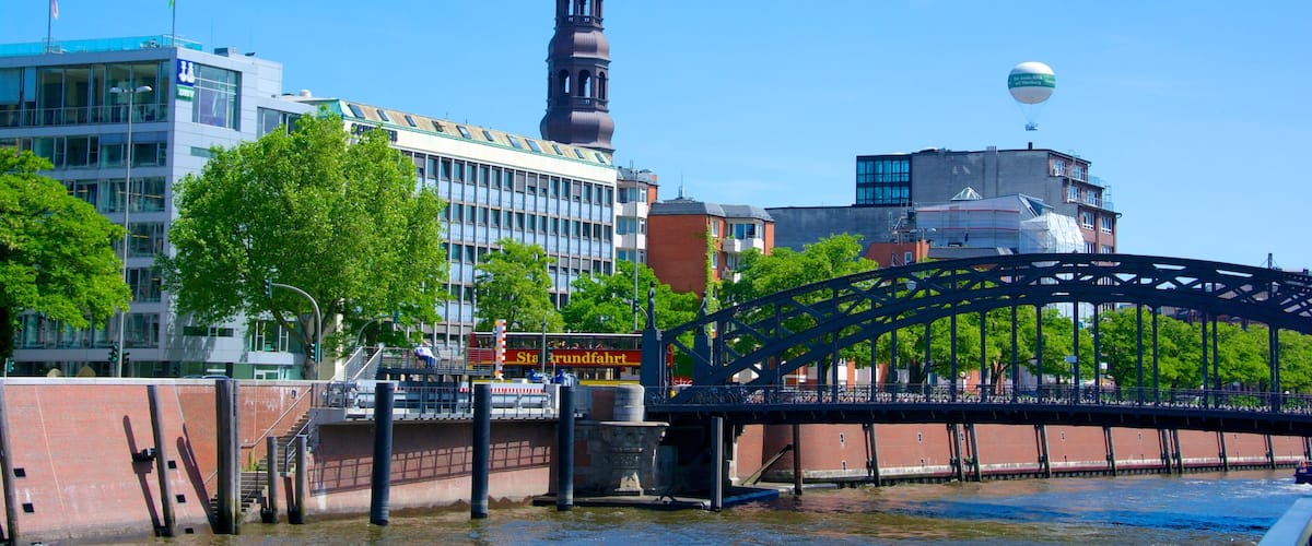 Speicherstadt mit einem Brücke und Stadt