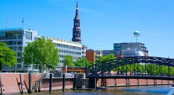 Speicherstadt som omfatter en bro og en by