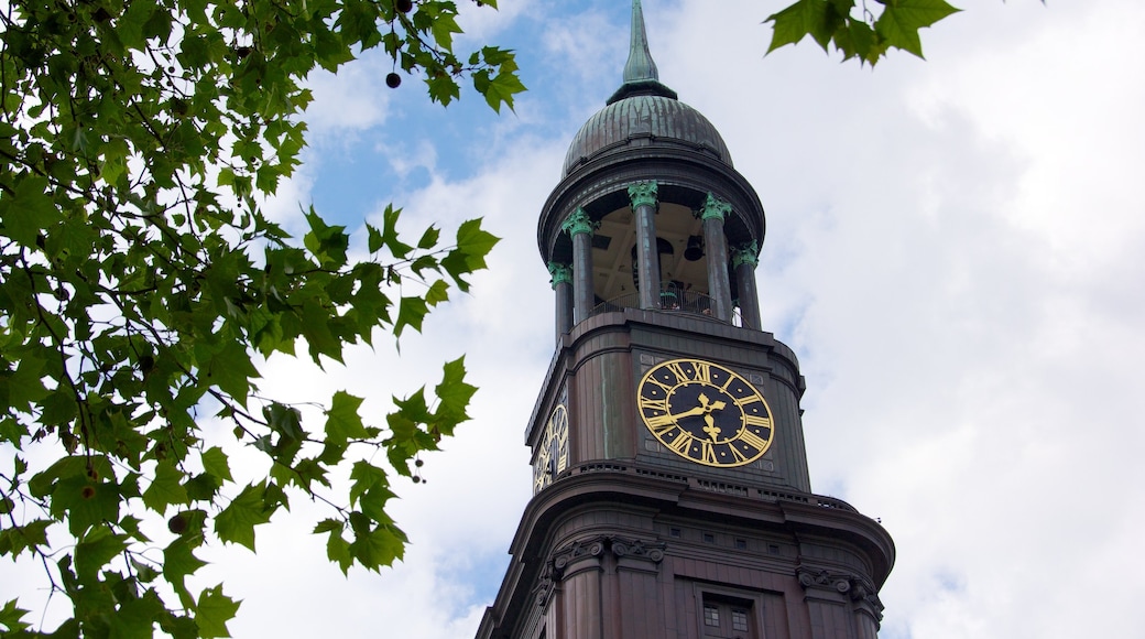 Hamburg som inkluderar historisk arkitektur och en kyrka eller katedral