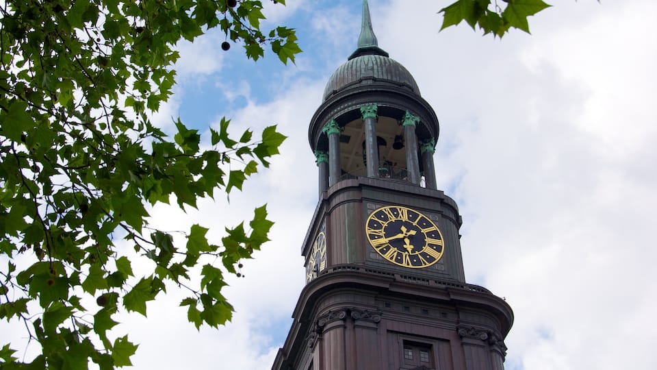 Hamburgo ofreciendo una iglesia o catedral y patrimonio de arquitectura