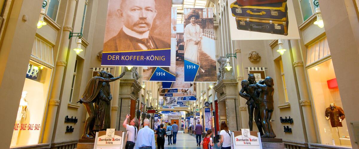 Leipzig johon kuuluu ostokset, patsas tai veistos ja sisäkuvat