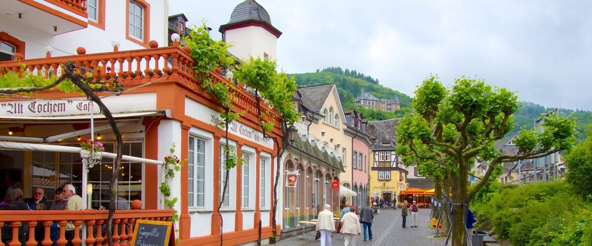 Cochem montrant scènes de café, scènes de rue et petite ville ou village