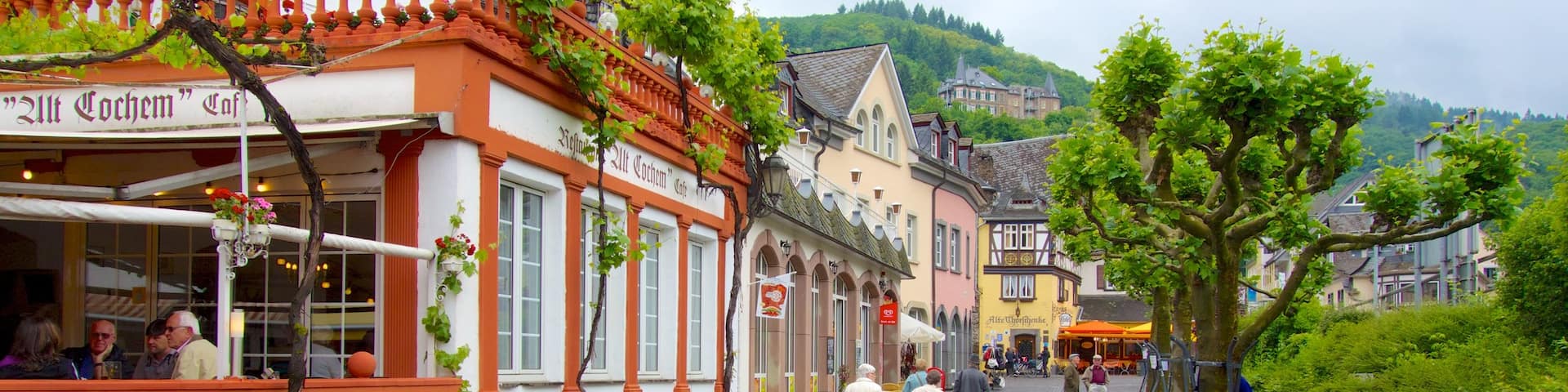 Cochem mit einem Kleinstadt oder Dorf, Café-Szenerien und Straßenszenen