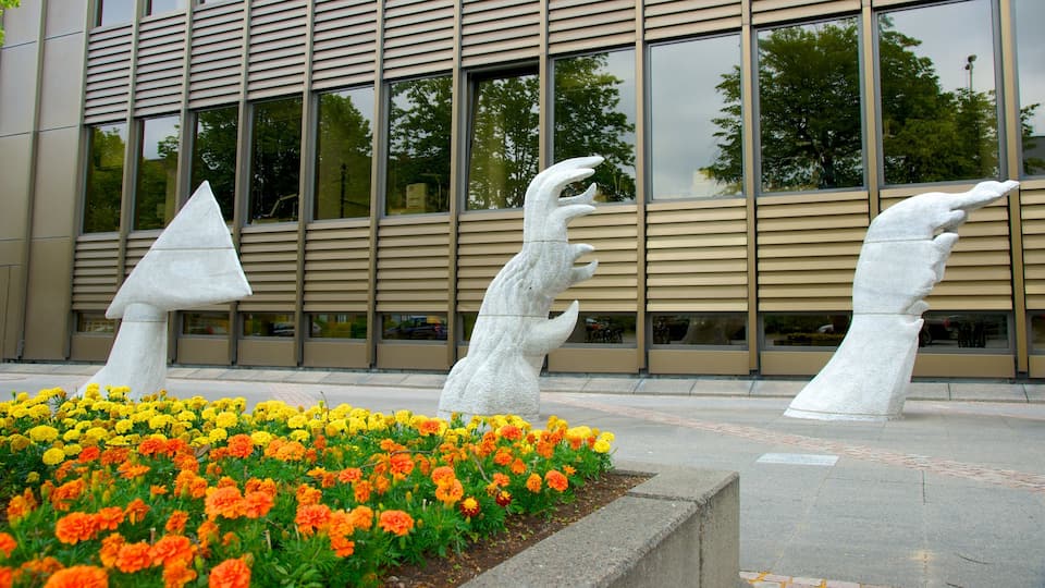 Kiel toont kunst in de open lucht en bloemen