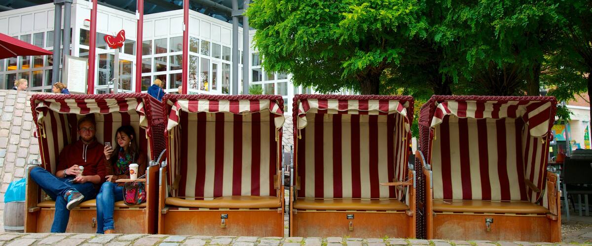 Kiel welches beinhaltet Stadt und Park sowie Paar