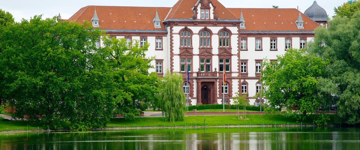 Kiel que incluye castillo o palacio, un lago o abrevadero y un edificio administrativo