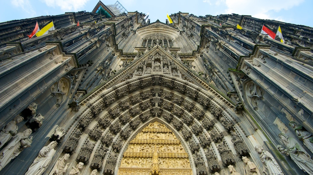 Kölns katedral presenterar historisk arkitektur och en kyrka eller katedral