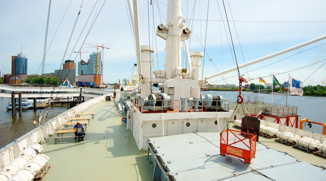 Cap San Diego que incluye una bahía o un puerto, un puerto deportivo y embarcaciones