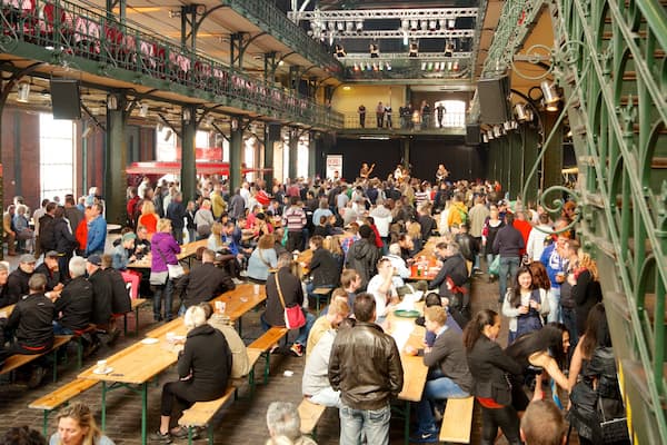 Fischmarkt das einen Märkte und Innenansichten sowie große Menschengruppe