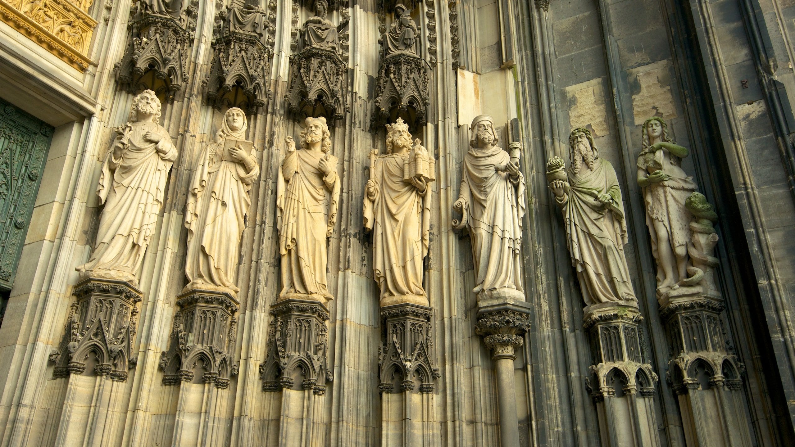 ケルン大聖堂　 🇩🇪 ケルン大聖堂。 高さ157mもあり、圧巻。 パイプオルガンと