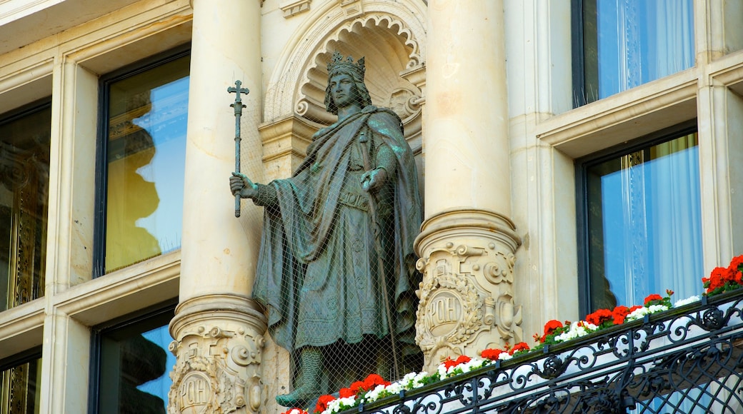 Hamburg rådhus som inkluderer statue eller skulptur, historisk arkitektur og administrativ bygning