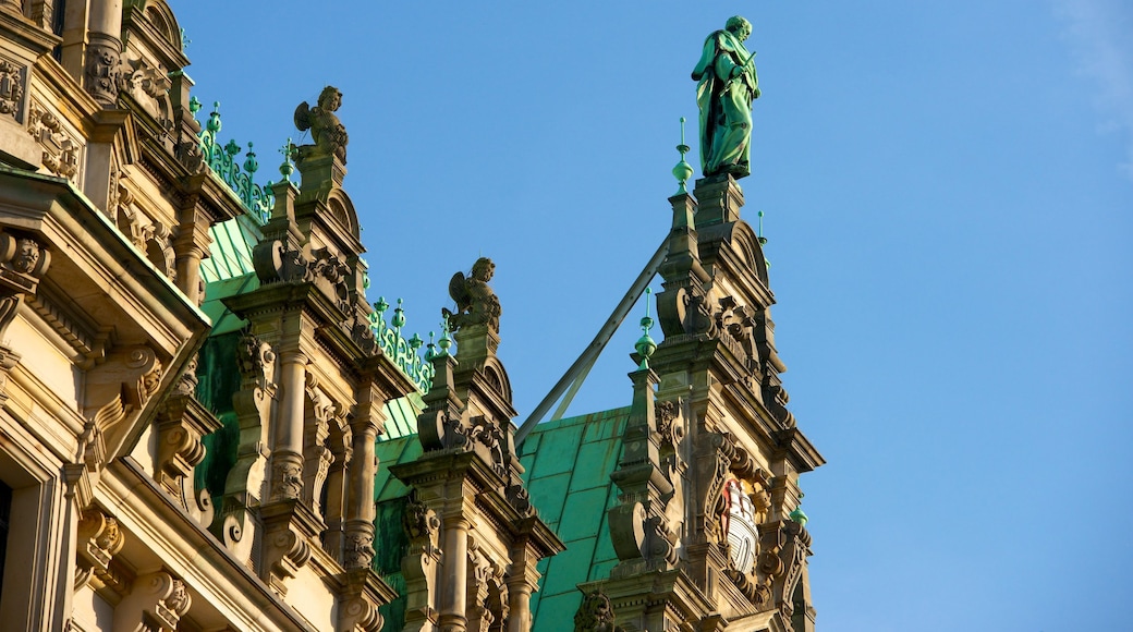Ayuntamiento de Hamburgo que incluye patrimonio de arquitectura y un edificio administrativo