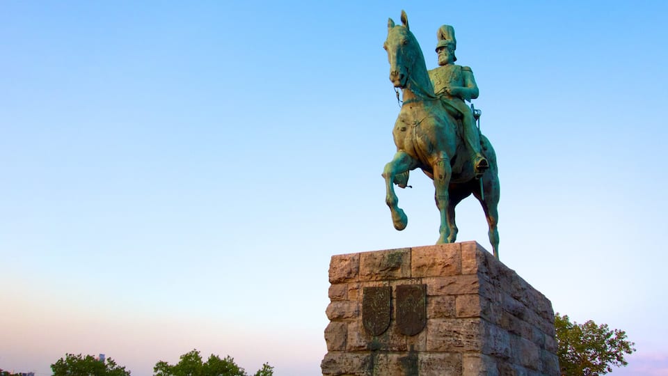 Hohenzollernbrücke bevat een monument en een standbeeld of beeldhouwwerk