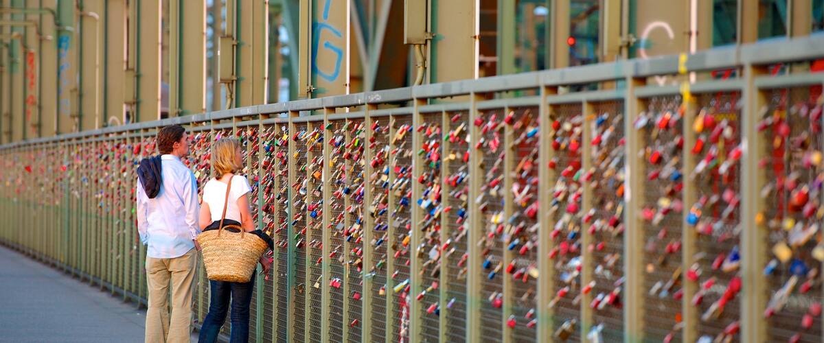 Puente de Hohenzollern mostrando un puente y también una pareja