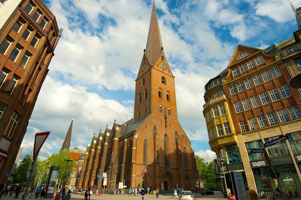 Skt. Peter-kirken som viser en by, en plads eller et torv og historiske bygningsværker