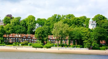 Hamborg Havn som viser en bugt eller havn, en sandstrand og en kystby