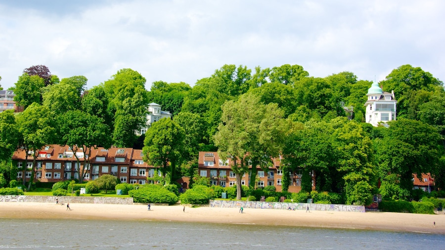 Hamburger Hafen welches beinhaltet Strand, Bucht oder Hafen und Küstenort