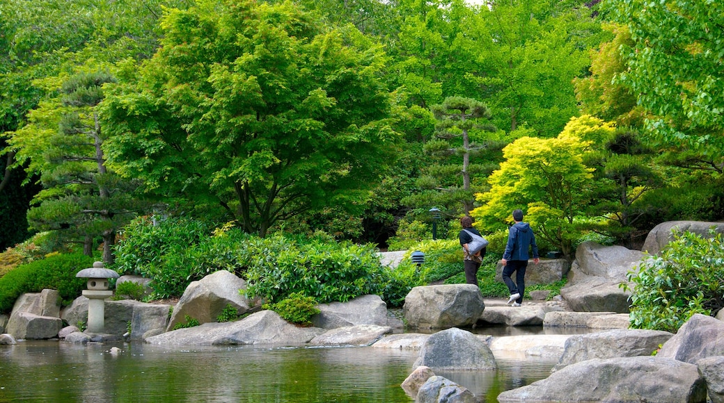 Japanischer Garten das einen Teich und Park sowie Paar