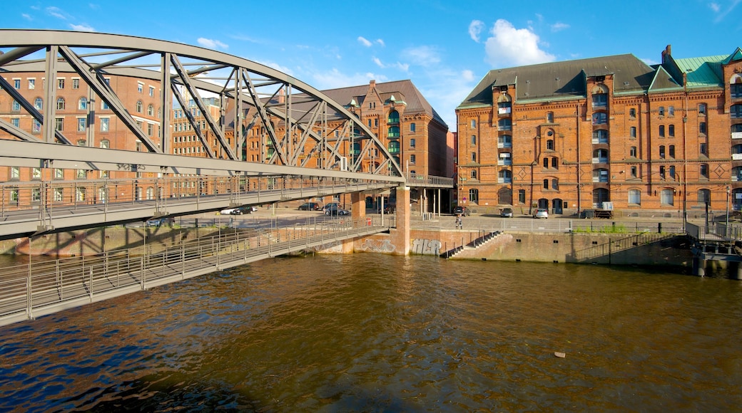 Speicherstadt som omfatter en bro, en flod eller et vandløb og historiske bygningsværker