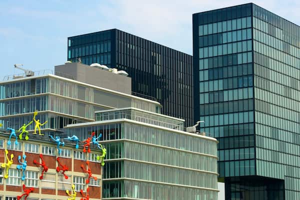 Hafen welches beinhaltet Stadt, Wolkenkratzer und Outdoor-Kunst