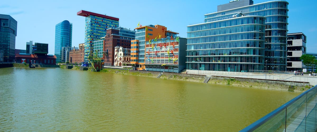 Hafen welches beinhaltet Stadt, Fluss oder Bach und moderne Architektur
