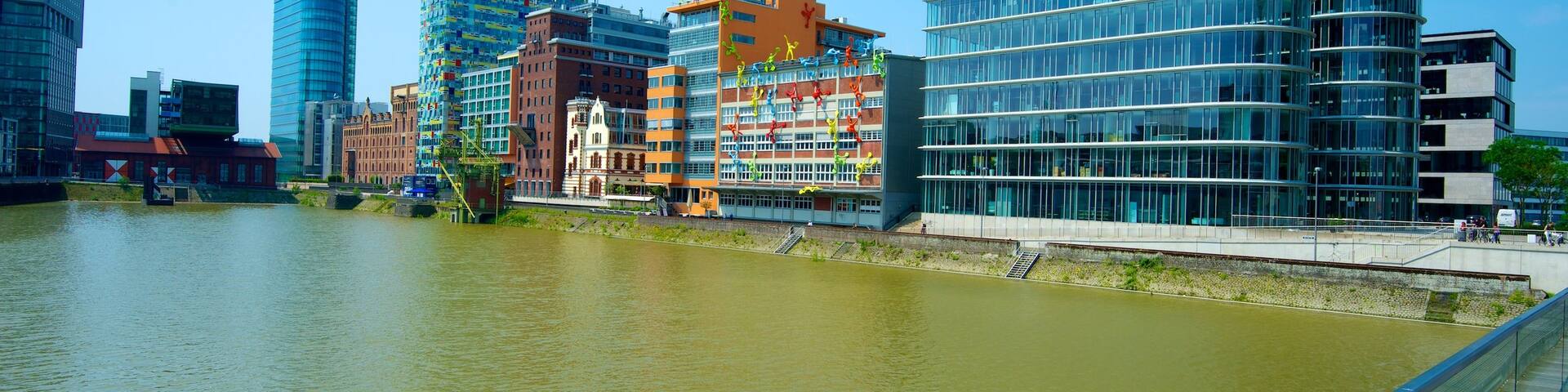 Hafen welches beinhaltet Stadt, Fluss oder Bach und moderne Architektur
