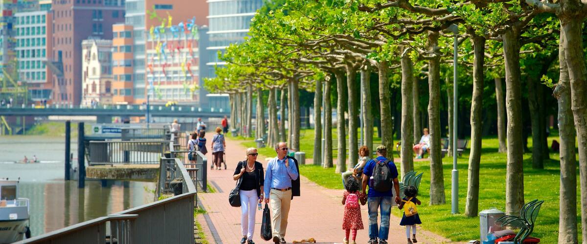 Hafen das einen Bucht oder Hafen und Stadt sowie kleine Menschengruppe