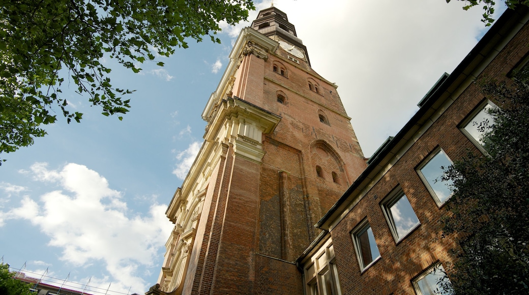 Hauptkirche Sankt Katharinen som inkluderar historisk arkitektur och en kyrka eller katedral