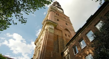 Hauptkirche Sankt Katharinen som inkluderar historisk arkitektur och en kyrka eller katedral