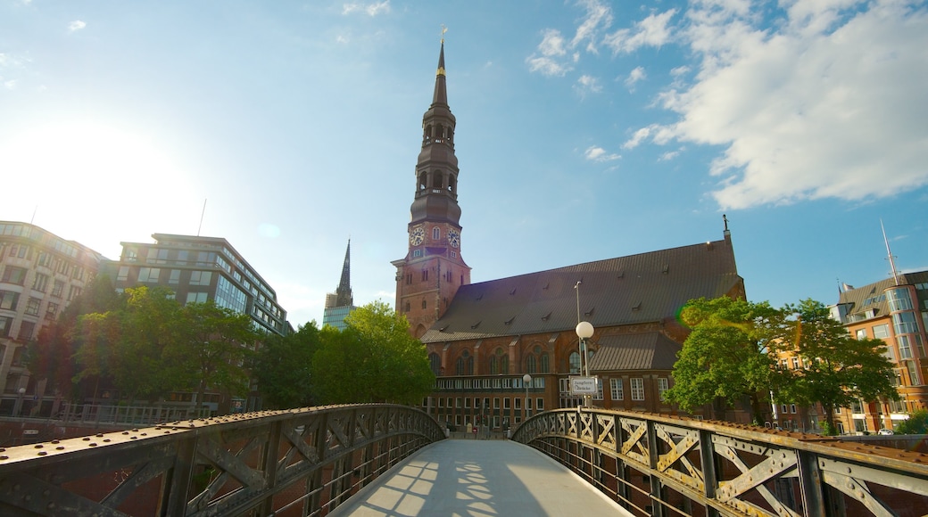 Hauptkirche Sankt Katharinen presenterar historisk arkitektur, en kyrka eller katedral och en stad