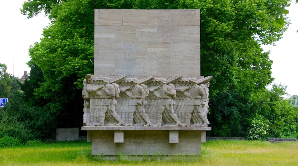 Botaniska trädgården som inkluderar en trädgård, ett monument och utomhuskonst