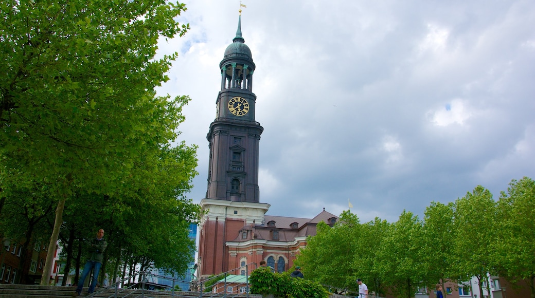 Hauptkirche St. Michaelis som inkluderar en kyrka eller katedral