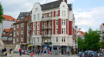 Hauptkirche St. Michaelis som inkluderar en stad, historisk arkitektur och gatuliv