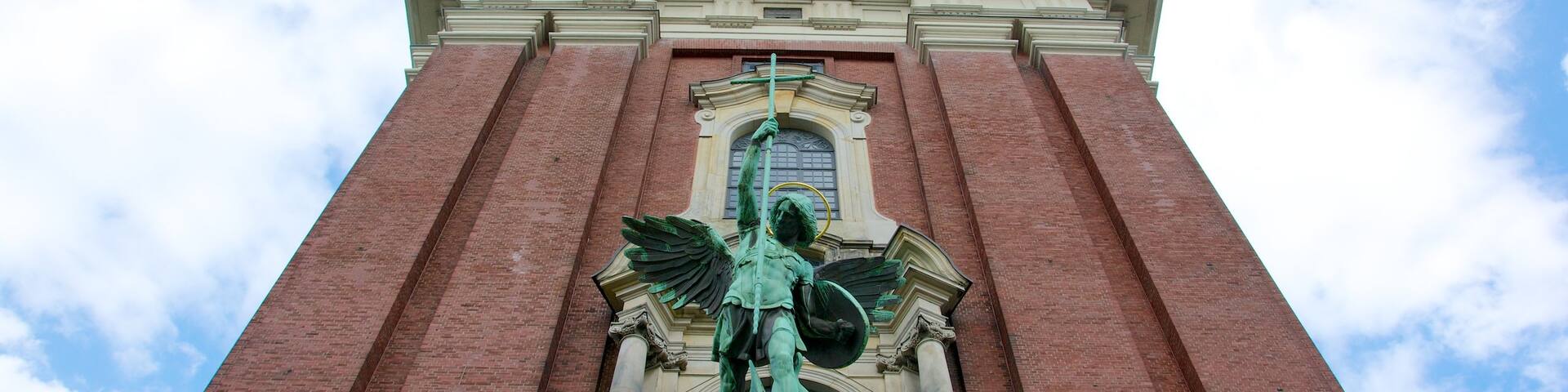 St.-Michaelis-Kirche welches beinhaltet religiöse Elemente, Kirche oder Kathedrale und historische Architektur