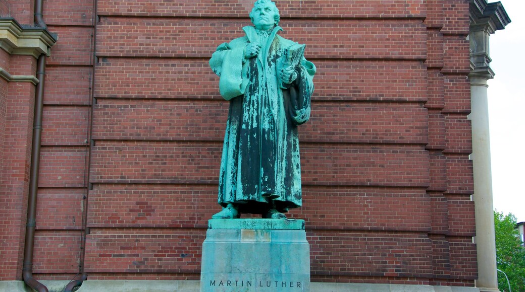 St. Michaelis-kirken som viser kirke eller katedral, statue eller skulptur og minnesmerke