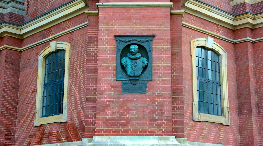 St. Michaelis-kirken som inkluderer kirke eller katedral og historisk arkitektur